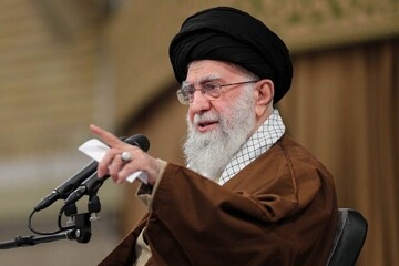 یک تصویر متفاوت از رهبر شهید روبروی سینما سپیده