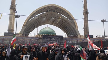 عشاق در وعده وداع؛ گزارش همشهری از حال و هوای مصلای تهران در نخستین روز آیین وداع با آقای شهید