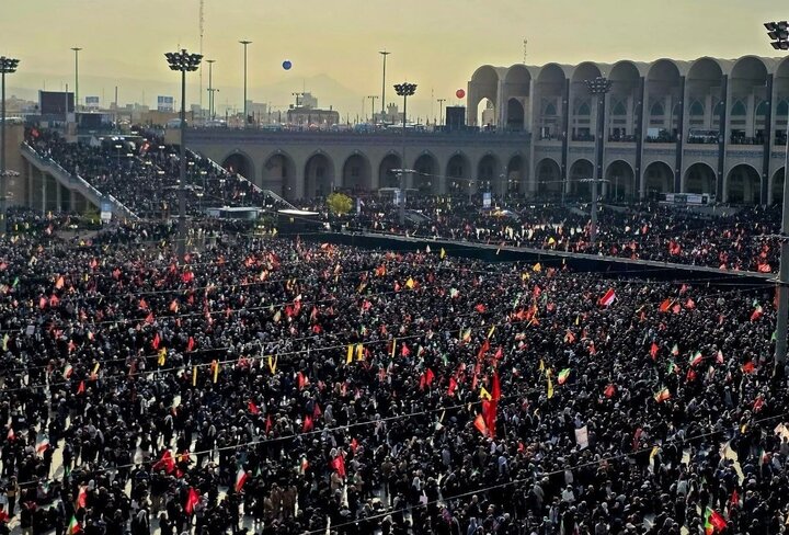 پوشش لحظه به لحظه مراسم مردمی وداع با آقای شهید ایران | اولین تصاویر از آخرین وداع مردم