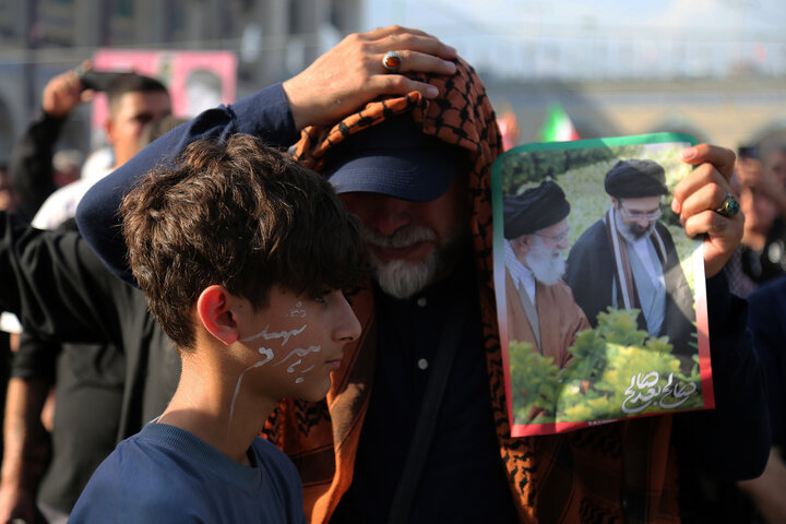 وداع مردم با آقای شهید در مصلی تهران