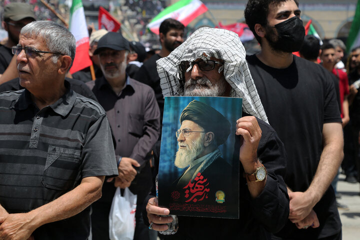 وداع مردم با آقای شهید در مصلی تهران