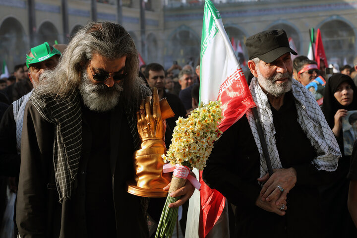 وداع مردم با آقای شهید در مصلی تهران