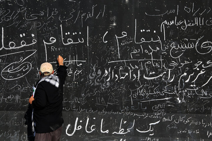 وداع مردم با آقای شهید در مصلی تهران