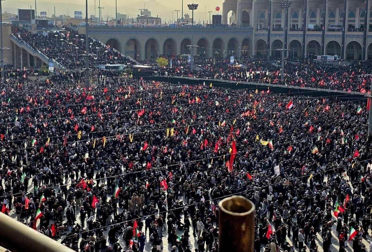 مصلی پر شد؛ تصاویر | اینجا غریبترین نقطه امروز پایتخت؛ حال و هوای عزاداران رهبر شهید