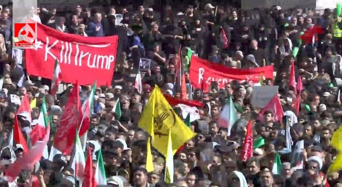 بلند کردن پرچمی با پیام کشتن ترامپ در مراسم وداع با رهبر شهید | عکس