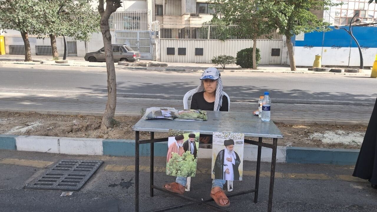 عکس خاص یک نوجوان دهه نودی و پوستر رهبر شهید