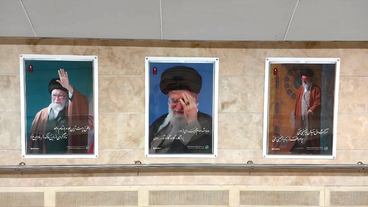 اکران نمایشگاه"باید برخاست شاعران" در متروی تهران+عکس