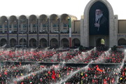 اقامه باشکوه نماز ظهر در دومین روز آیین وداع با پیکر مطهر رهبر شهید