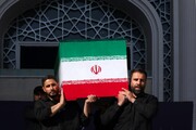 تصاویری جدید از حضور فرزندان رهبر شهید هنگام اقامه نماز بر پیکر مطهر پدر
