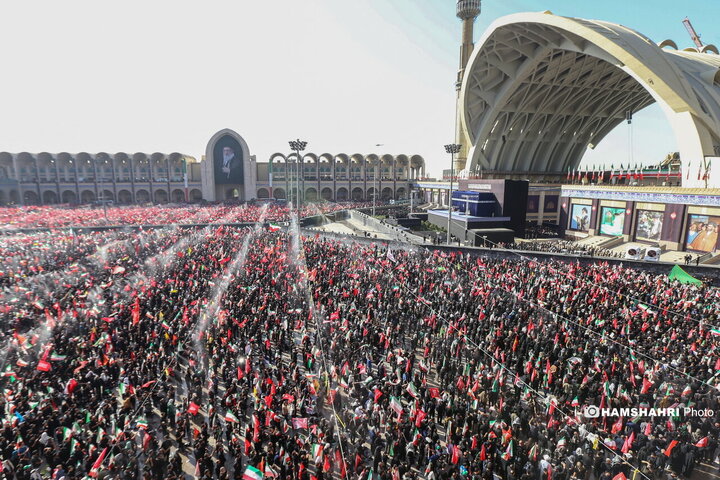 اقامه نماز بر پیکر رهبر شهید انقلاب در مصلای تهران