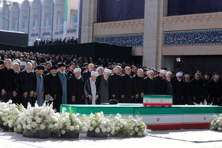 تصاویری از اقامه نماز بر پیکر مطهر رهبر شهید ایران