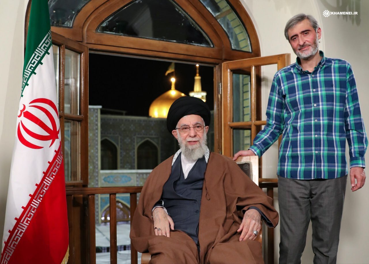 شهید مصباحالهدی باقری در کنار رهبر شهید انقلاب در مشهد + عکس