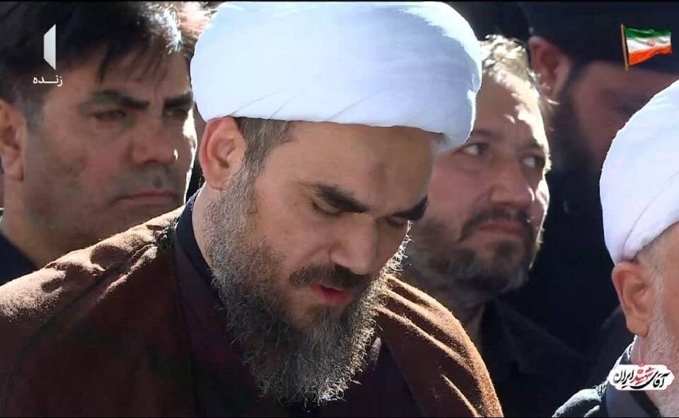 تصویری از داماد رهبر شهید در لحظه اقامه نماز بر پیکر دختر۱۴ ماهه‌اش