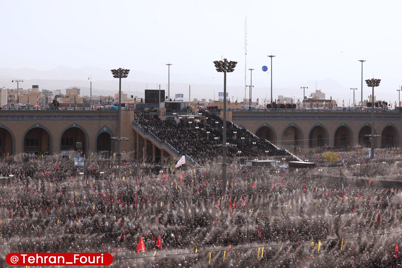 تصاویری از صفوف اقامه نماز بر پیکر مطهر امام شهید ؛ ببینید