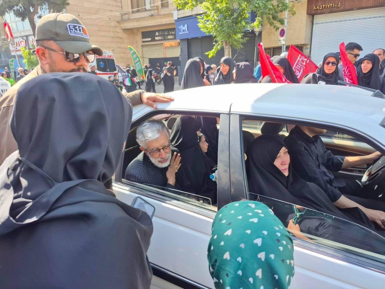 قابی متفاوت از تسلیت گفتن مردم به خانواده حداد عادل پس از اقامه نماز