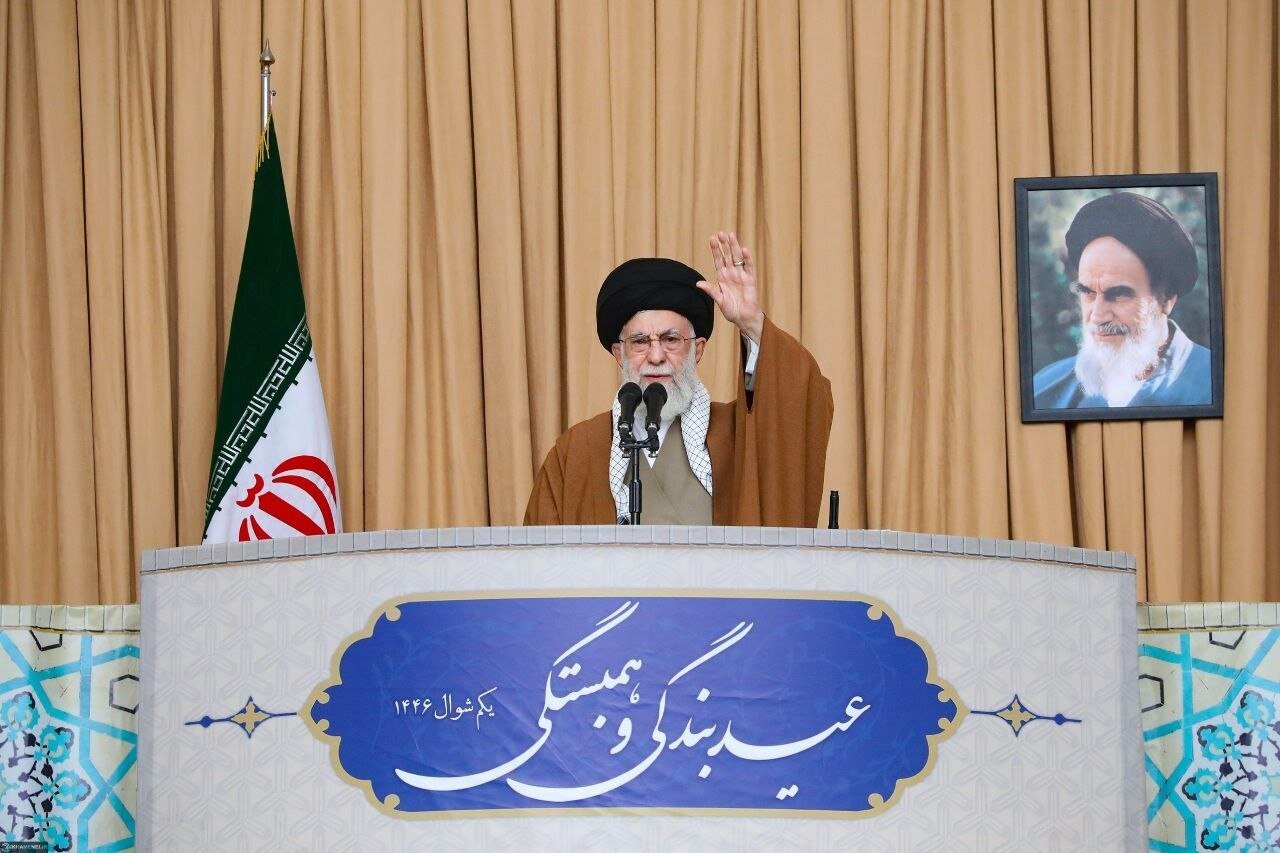 2قاب ماندگار از آخرین حضور رهبر شهید در مصلای تهران | تصاویر