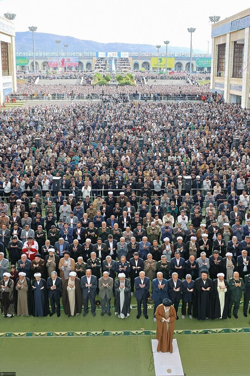 2قاب ماندگار از آخرین حضور رهبر شهید در مصلای تهران | تصاویر