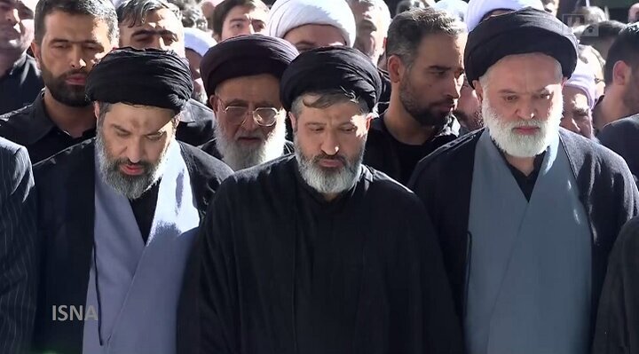 تصاویر کسانی که در صف اول نماز رهبر شهید حاضر بودند