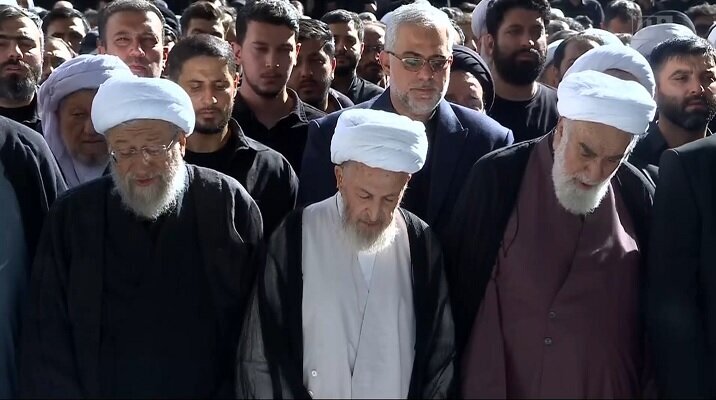 تصاویر کسانی که در صف اول نماز رهبر شهید حاضر بودند