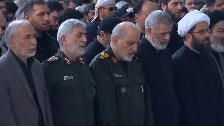 تصاویر کسانی که در صف اول نماز رهبر شهید حاضر بودند