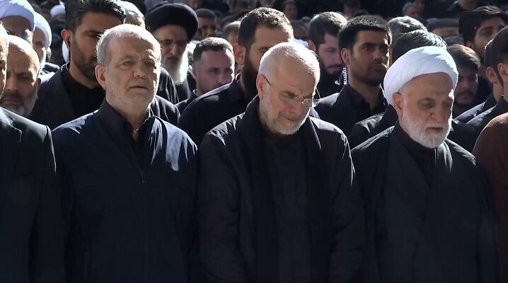 تصاویر کسانی که در صف اول نماز رهبر شهید حاضر بودند