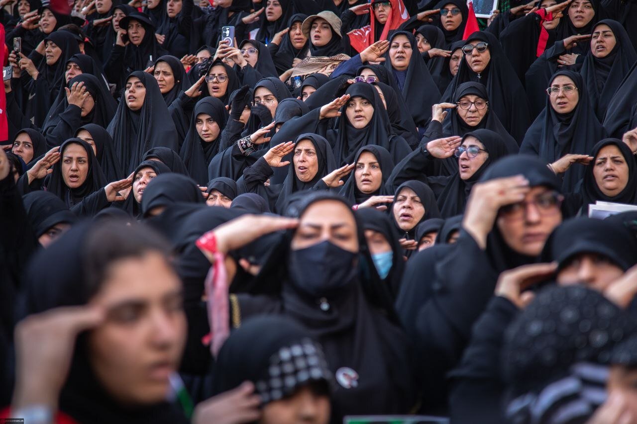 تصویری از سلام نظامی زنان عزادار در مصلی تهران
