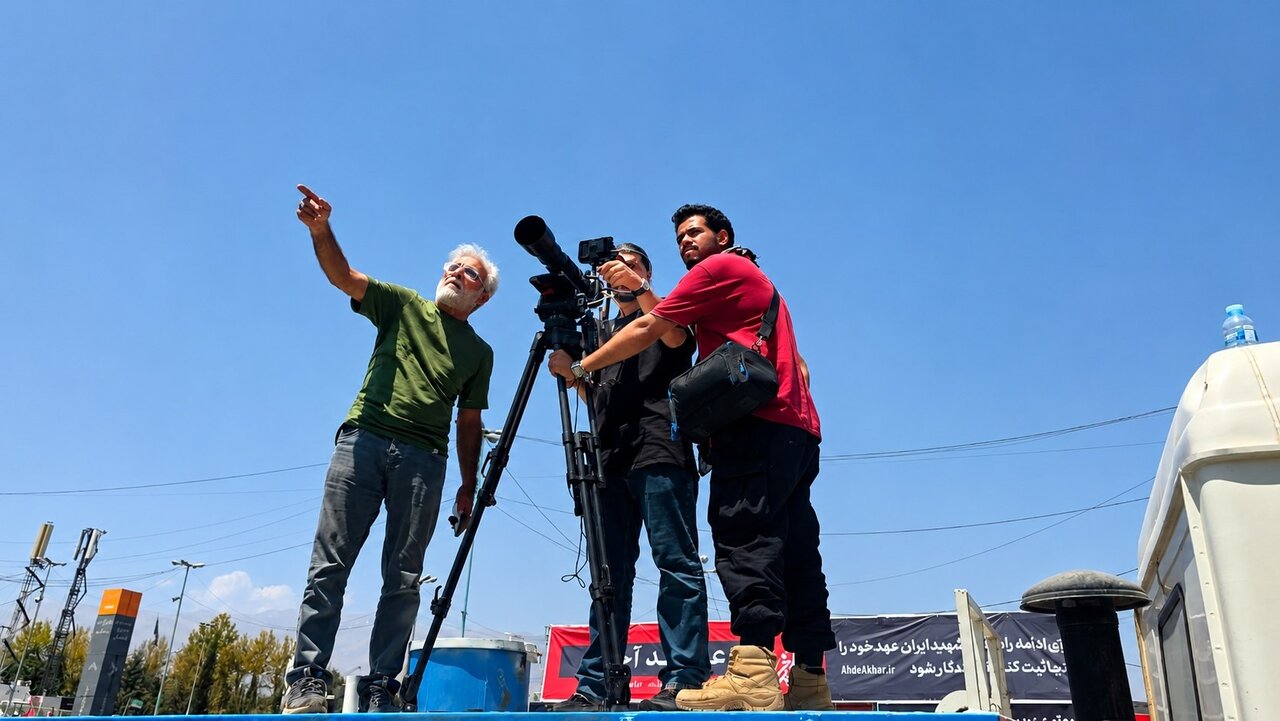 کارگردان مشهور سینما در مصلی در حال ساخت مستند بدرقه تاریخی رهبر شهید انقلاب + عکس