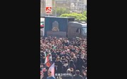 لحظه ورود خودرو حامل پیکر رهبر انقلاب به خیابان آزادی | ویدئو