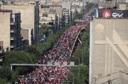 عزاداری عراقی‌ها در مسیر تشییع رهبر شهید انقلاب | ویدئو
