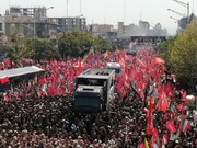تصویری از فرمانده ارشد نظامی داخل خودروی حامل پیکر رهبر شهید