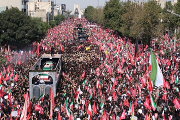 تشییع پیکر رهبر شهید در تهران ۳