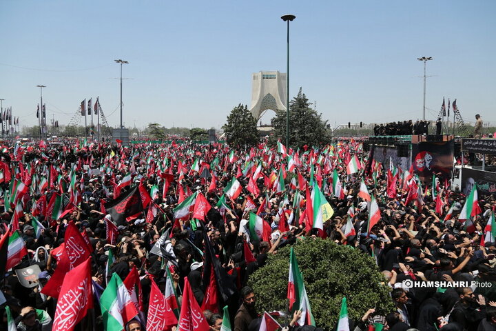 تشییع پیکر رهبر شهید در تهران ۱