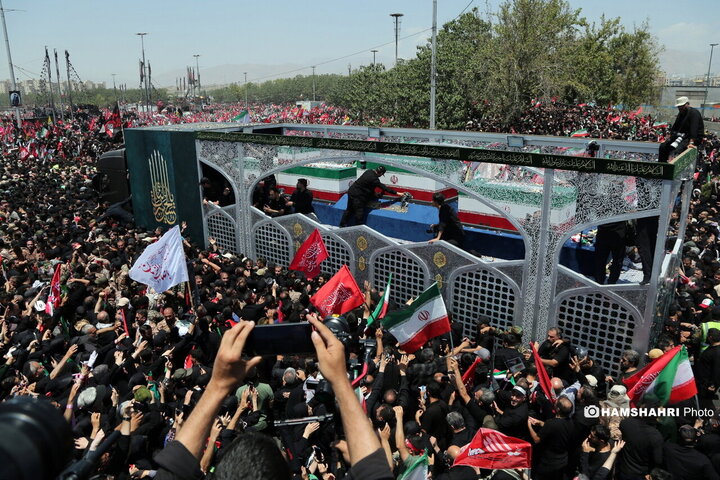 تشییع پیکر رهبر شهید در تهران ۱