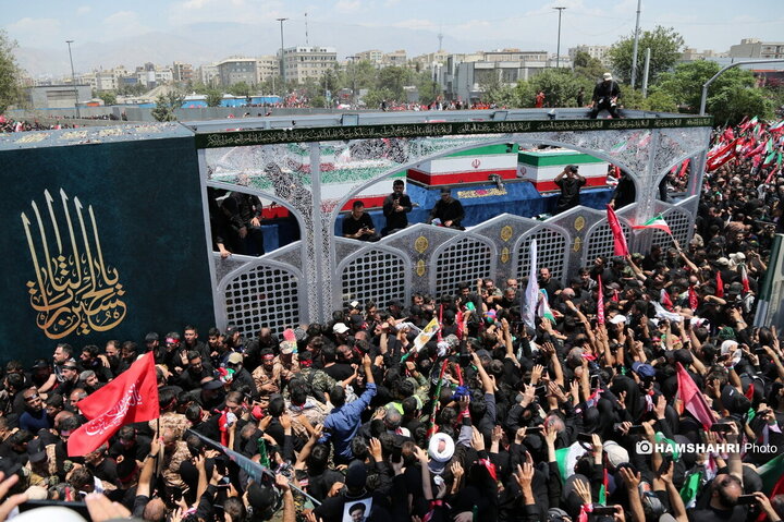 تشییع پیکر رهبر شهید در تهران ۱