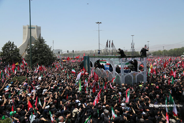 تشییع پیکر رهبر شهید در تهران ۱