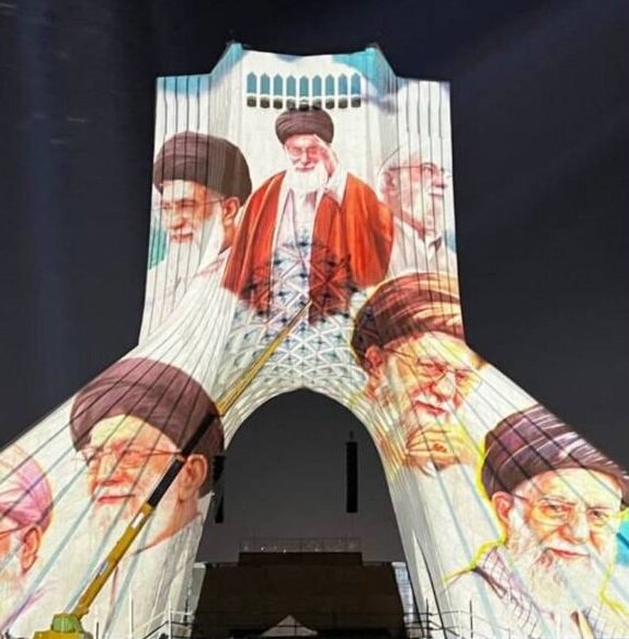 برج آزادی پرده‌ای برای روایتگری از «آقای شهید ایران» شد