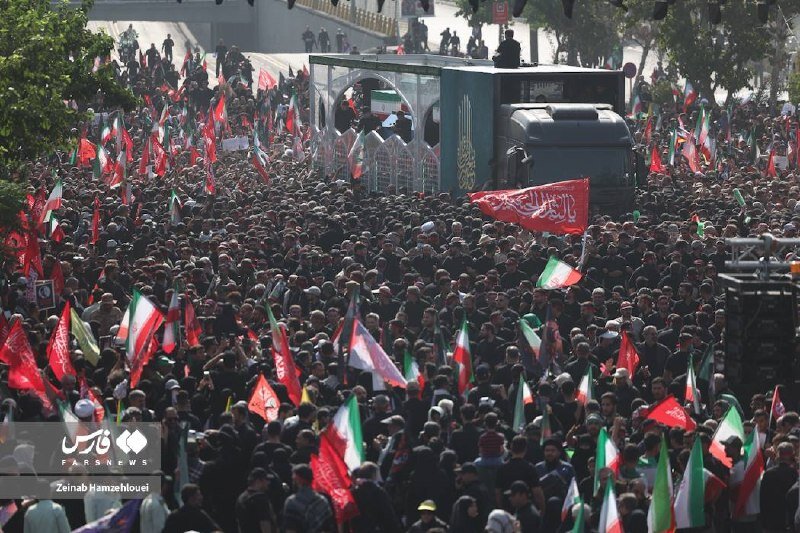 خودروی حامل پیکر رهبر شهید انقلاب بین انبوه جمعیت | عکس