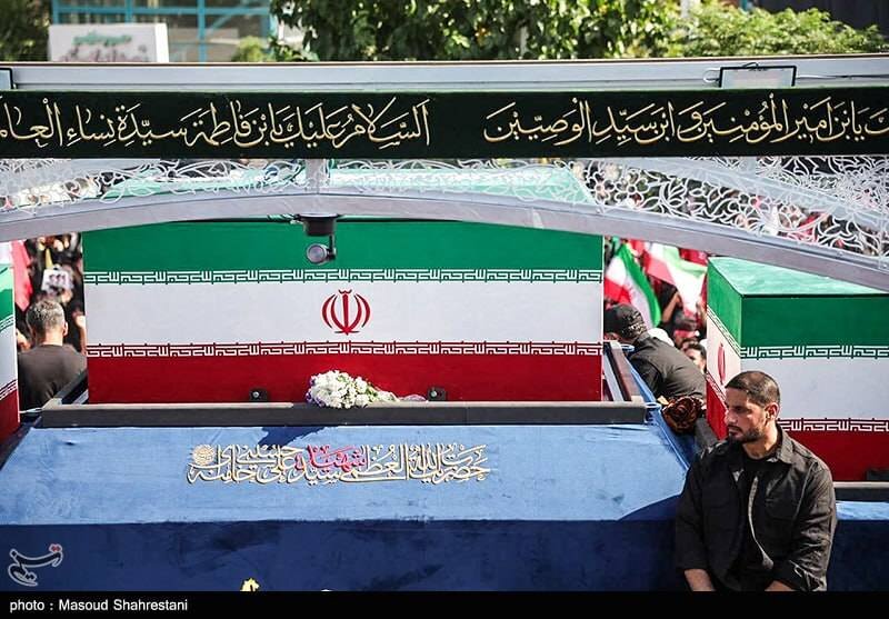 تصاویری از تابوت پیکر مطهر رهبر شهید و خانواده شهید ایشان