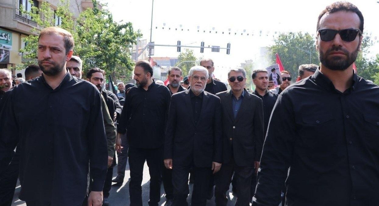 تصویر حضور محسنی اژه ای و عارف در مراسم تشییع رهبر شهید