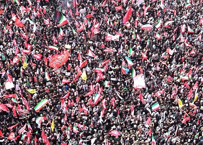 پیکر رهبر شهید با بالگرد در مسیر تشییع عبور میکند