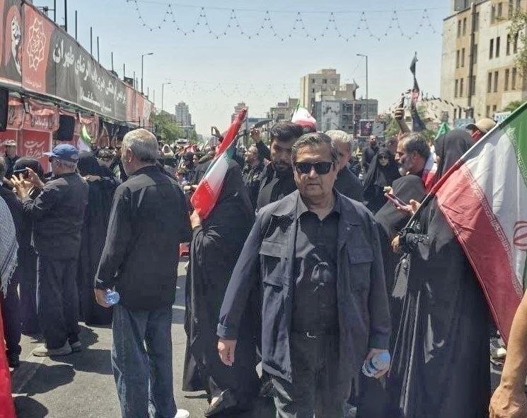 حضور همتی در مراسم تشییع رهبر شهید | عکس