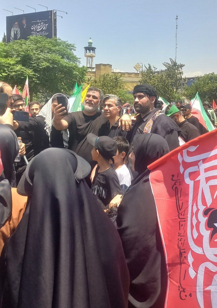 وحید شمسایی و جمعی از هنرمندان در مراسم تشییع رهبر شهید+ تصاویر