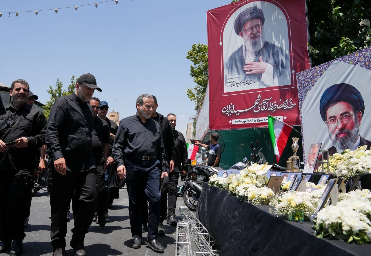 عراقچی بر ترک موتور؛ ببینید | تصاویر جالب از آقای دیپلمات در حاشیه مراسم تشییع