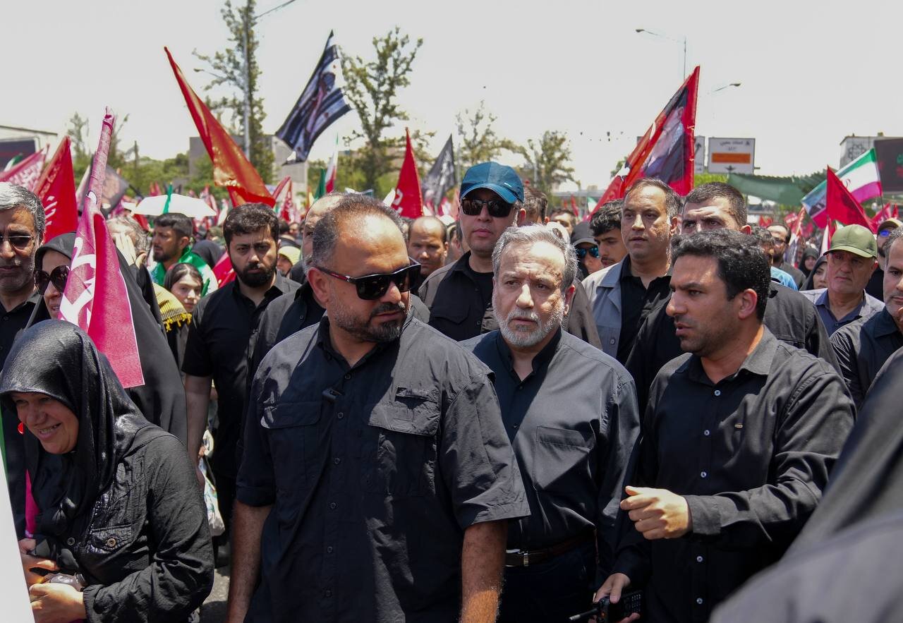 عراقچی بر ترک موتور؛ ببینید | تصاویر جالب از آقای دیپلمات در حاشیه مراسم تشییع