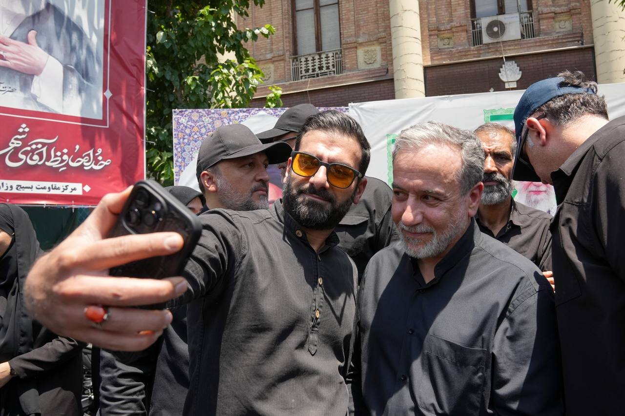 عراقچی بر ترک موتور؛ ببینید | تصاویر جالب از آقای دیپلمات در حاشیه مراسم تشییع