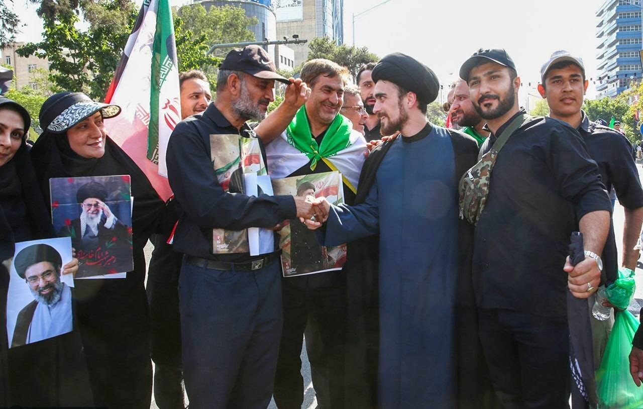 حضور سید احمد خمینی در مراسم تشییع پیکر مطهر رهبر شهید انقلاب در تهران | تصاویر