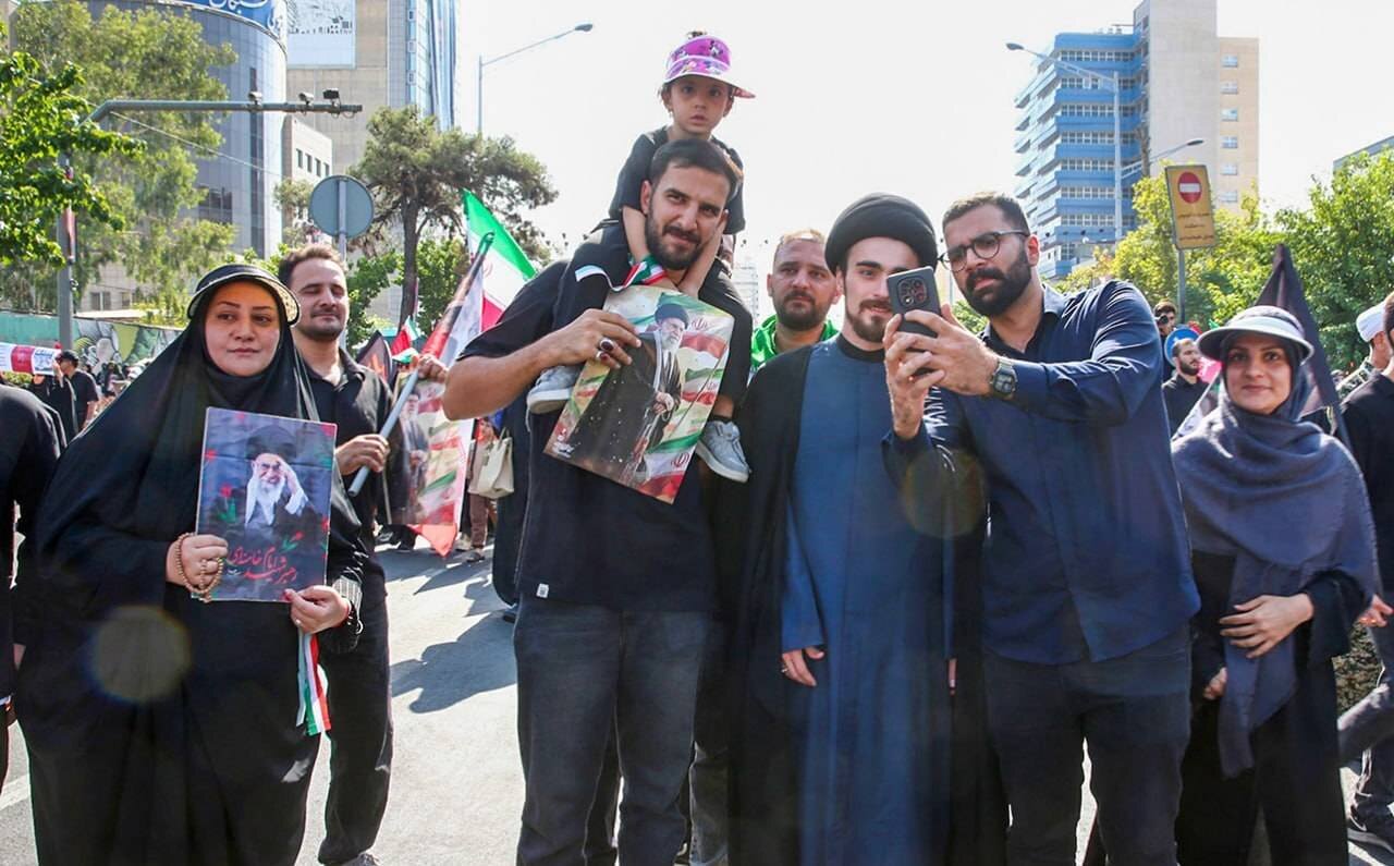 حضور سید احمد خمینی در مراسم تشییع پیکر مطهر رهبر شهید انقلاب در تهران | تصاویر