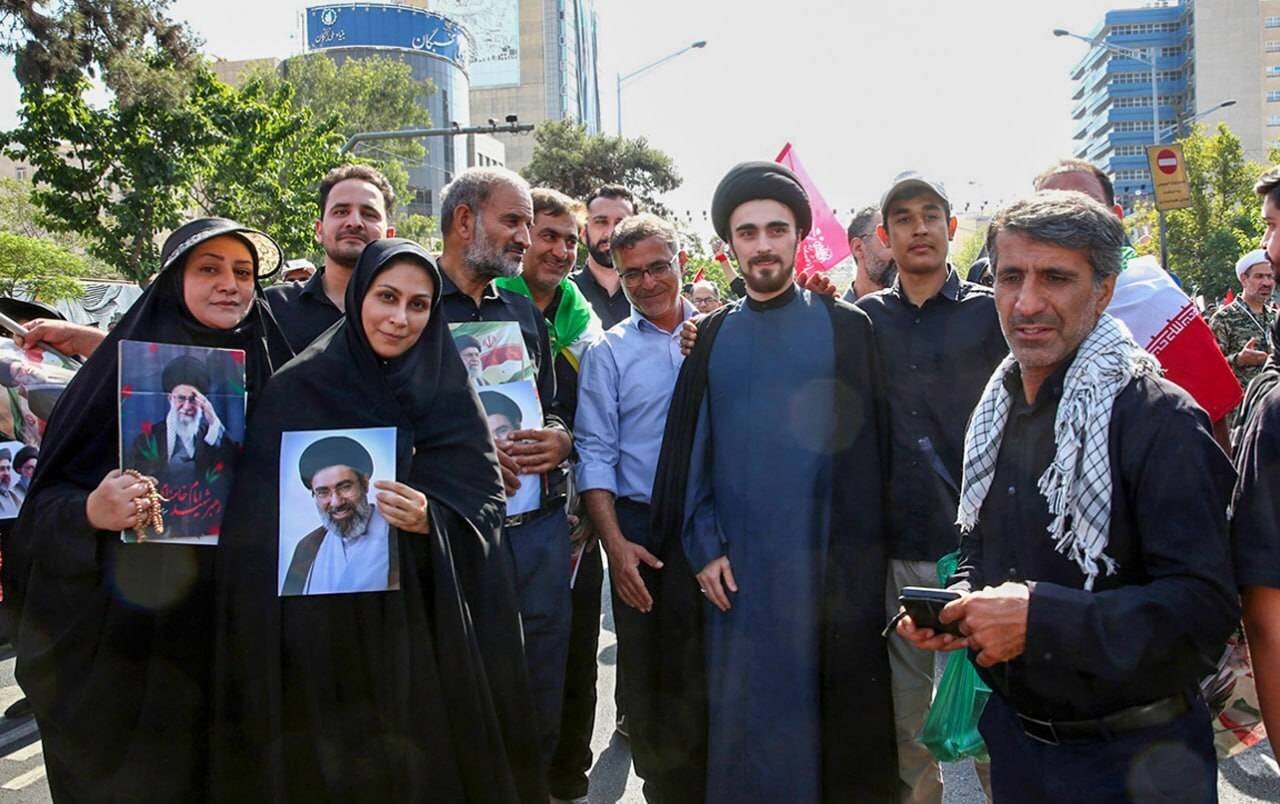 حضور سید احمد خمینی در مراسم تشییع پیکر مطهر رهبر شهید انقلاب در تهران | تصاویر