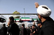 تصویر جالب از حلقه طلاب بسیجی اطراف خودرو حامل پیکر رهبر شهید در قم