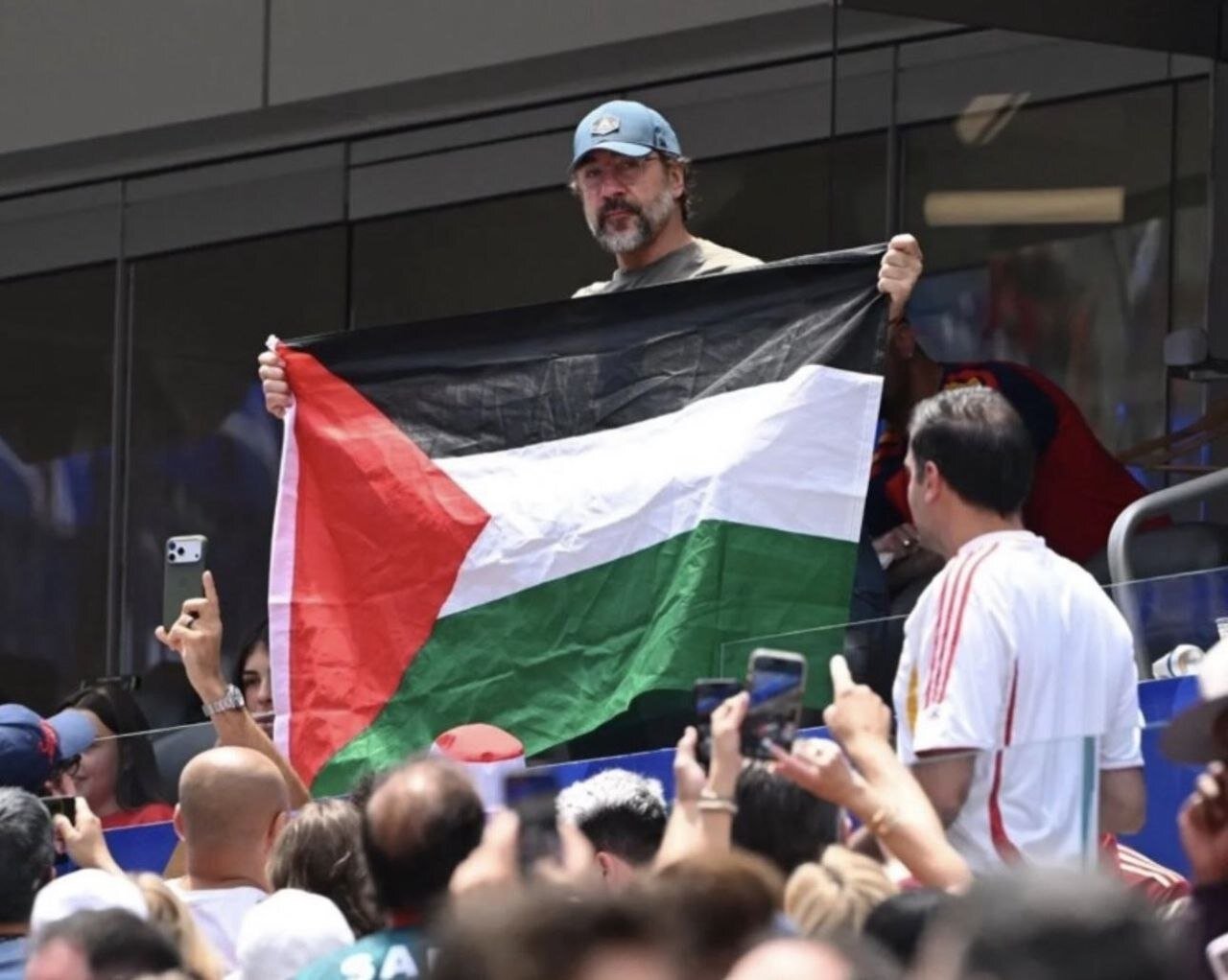 بازیگر نامدار فیلم اصغر فرهادی با پرچم فلسطین در جام جهانی + عکس
